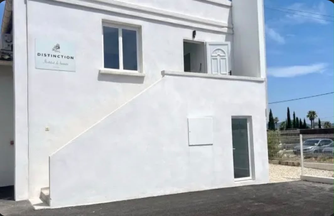 Façade blanche de Distinction Institut à La Valette-du-Var