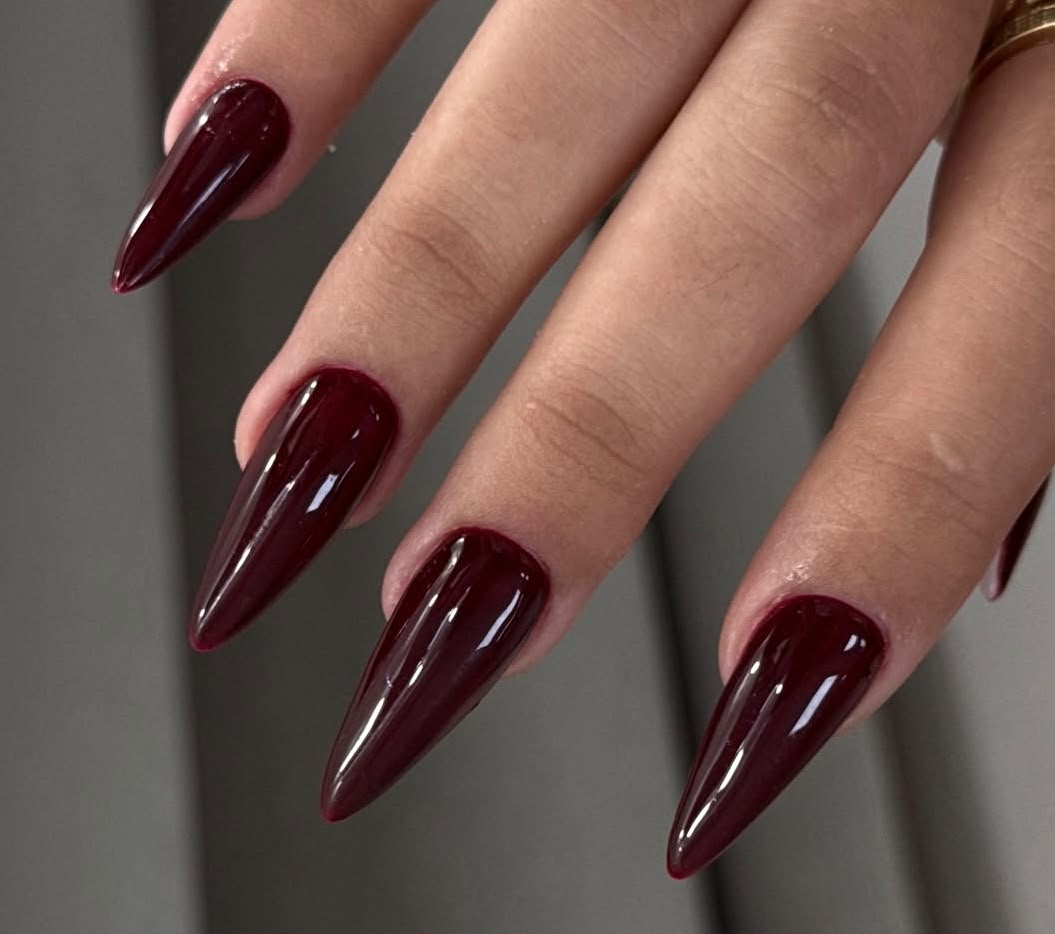 Ongles en amande, gel pourpre brillant